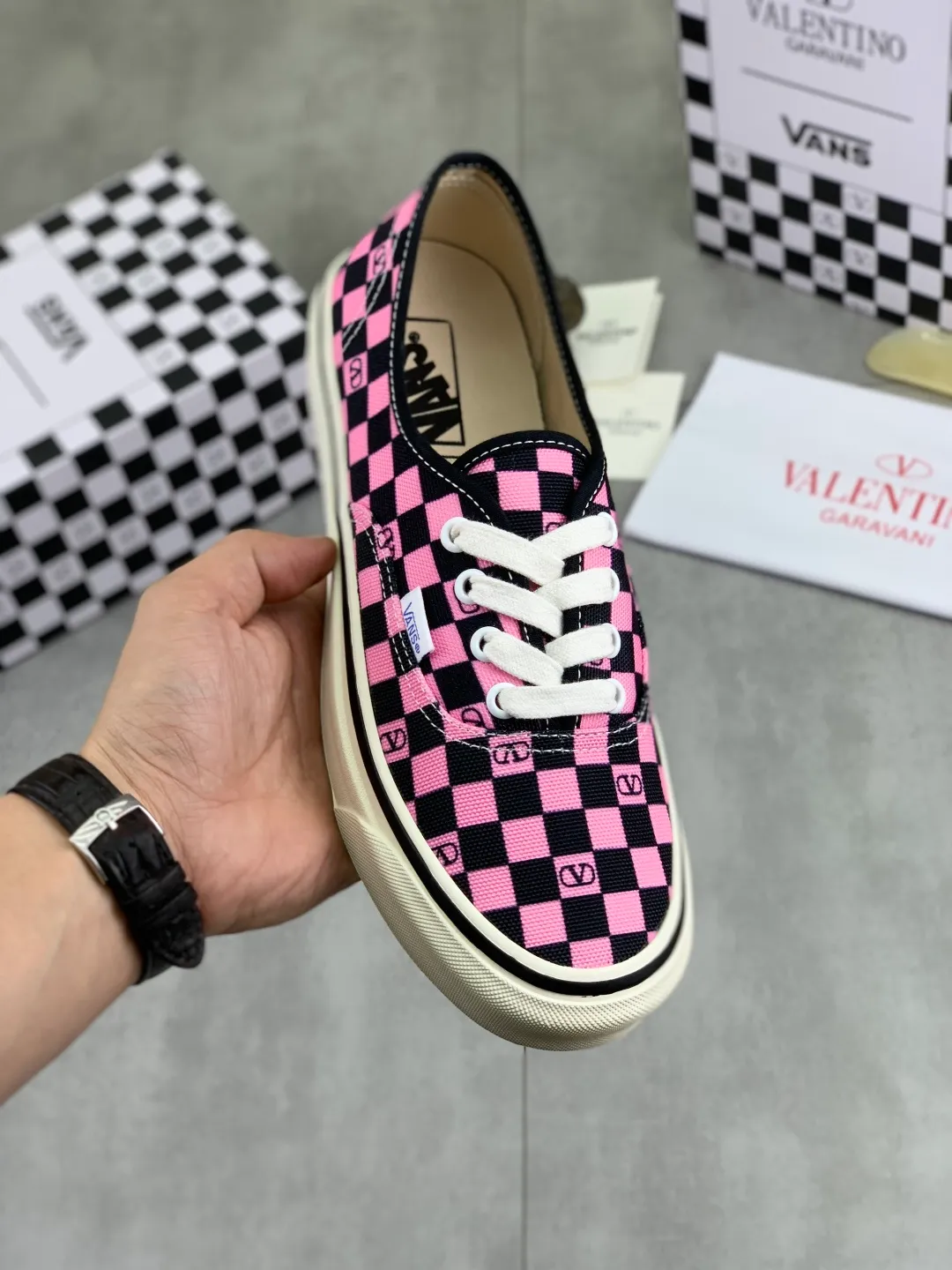 Men's shoes 💰P460 New Valentino❌Wans co-branded Valentino and Vans release new co-branded sneakers, integrating Valentino's Italian high-definition aesthetics and Vans's free and authentic spirit, giving classic shoes a personality that spans the ages. Many stars - Jolin Tsai. Yang Zi. Liu Wen. Ma Baiquan. Choi Soobin. freen. Song Zuer. JJ Lin. zel. Cecilia Cheung. shark. Xin Yunlai...Same style. Female model: 35-42 (41.42 is custom-made and non-refundable) Men's model: 39-46 (45.46 is custom-made and non-refundable)